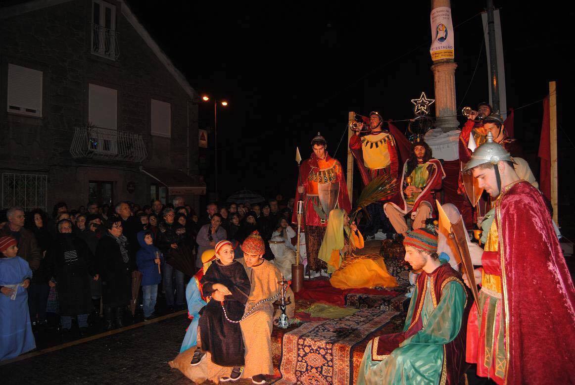 Auto de Natal representado por populares ao longo de 3.000 metros da vila de Alvarães 