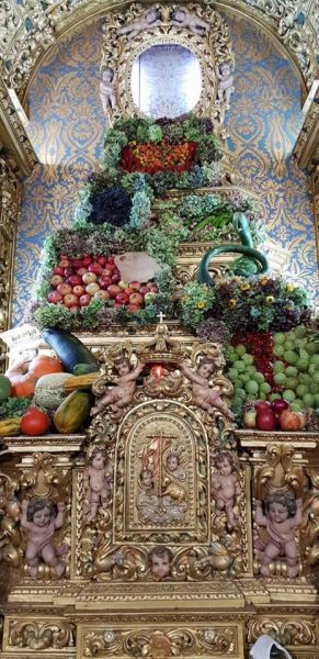 POPULA&Ccedil;&Atilde;O DE ALVAR&Atilde;ES UTILIZA FRUTAS E LEGUMES NA ORNAMENTA&Ccedil;&Atilde;O DE IGREJA