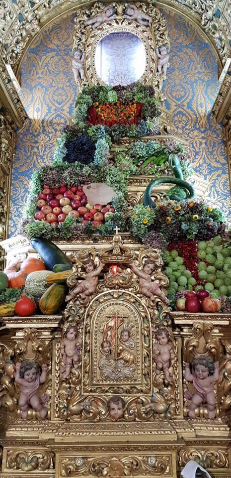 POPULAÇÃO DE ALVARÃES UTILIZA FRUTAS E LEGUMES NA ORNAMENTAÇÃO DE IGREJA POPULAÇÃO DE ALVARÃES UTILIZA FRUTAS E LEGUMES NA ORNAMENTAÇÃO DE IGREJA